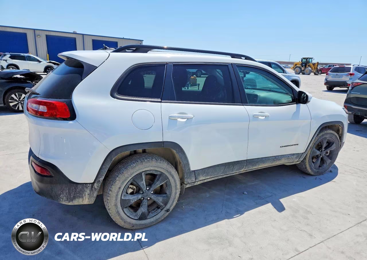 2015 Jeep Cherokee Latitude VIN:1C4PJMCBXFW774391 - 3