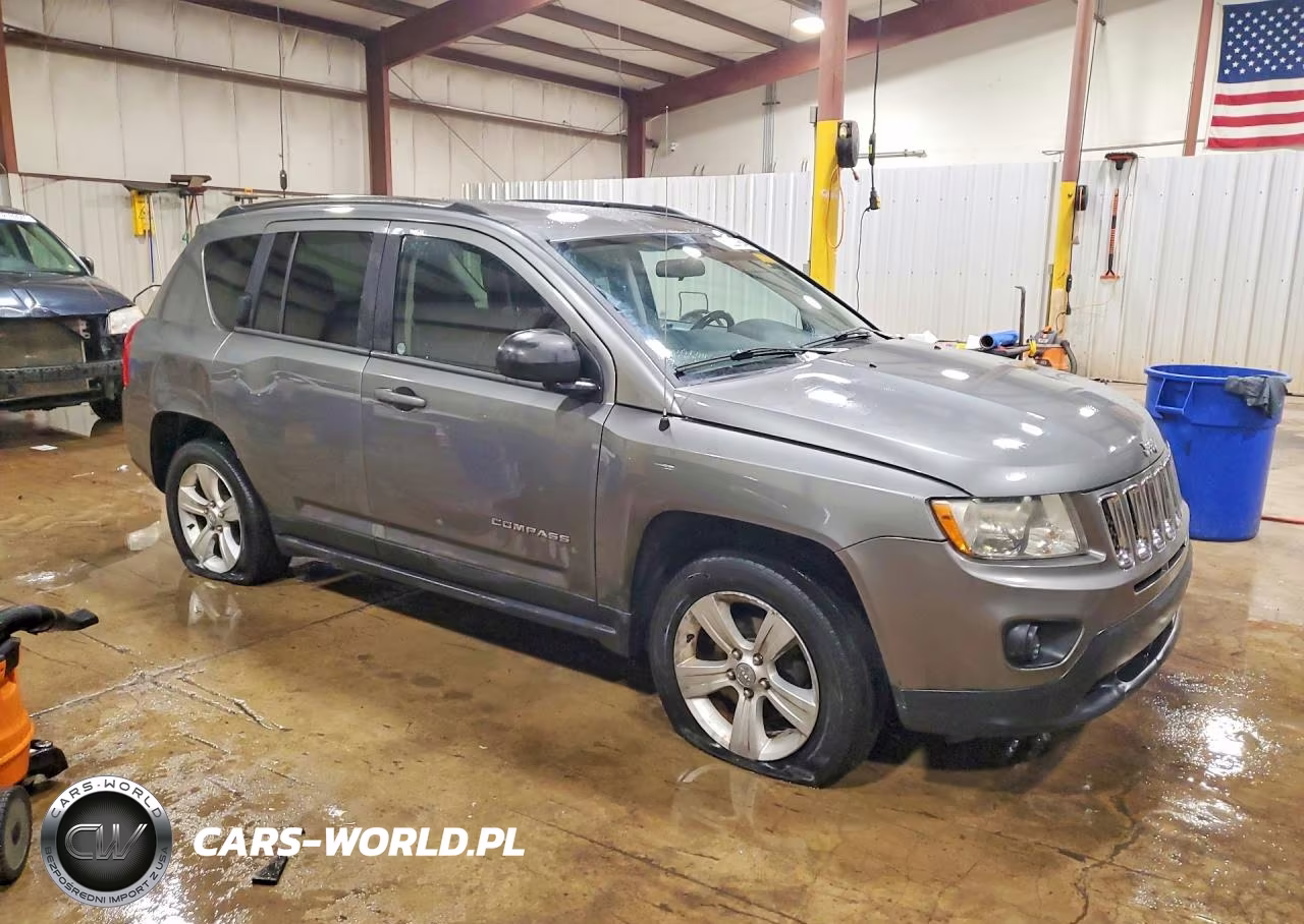 2013 Jeep Compass Latitude VIN:1C4NJDEB5DD236176 - 4