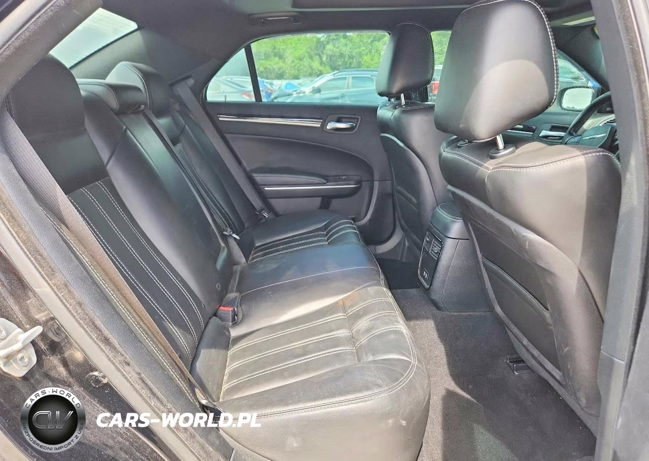 2019 Chrysler 300 S VIN:2C3CCABGXKH590716 - 10