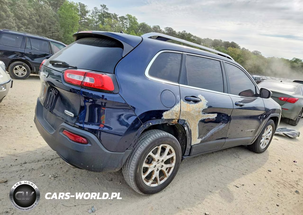 2015 Jeep Cherokee Latitude VIN:1C4PJLCSXFW720390 - 3