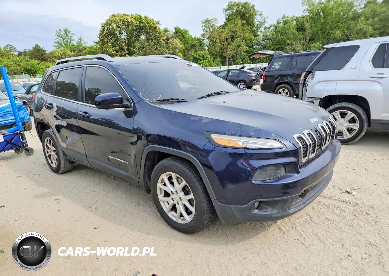 2015 Jeep Cherokee Latitude VIN:1C4PJLCSXFW720390 - 4
