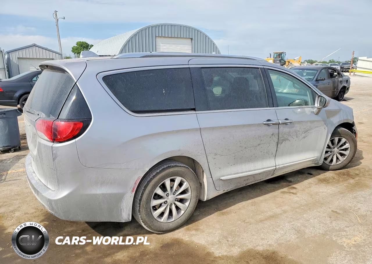 2018 Chrysler Pacifica Touring L VIN:2C4RC1BG4JR163322 - 3