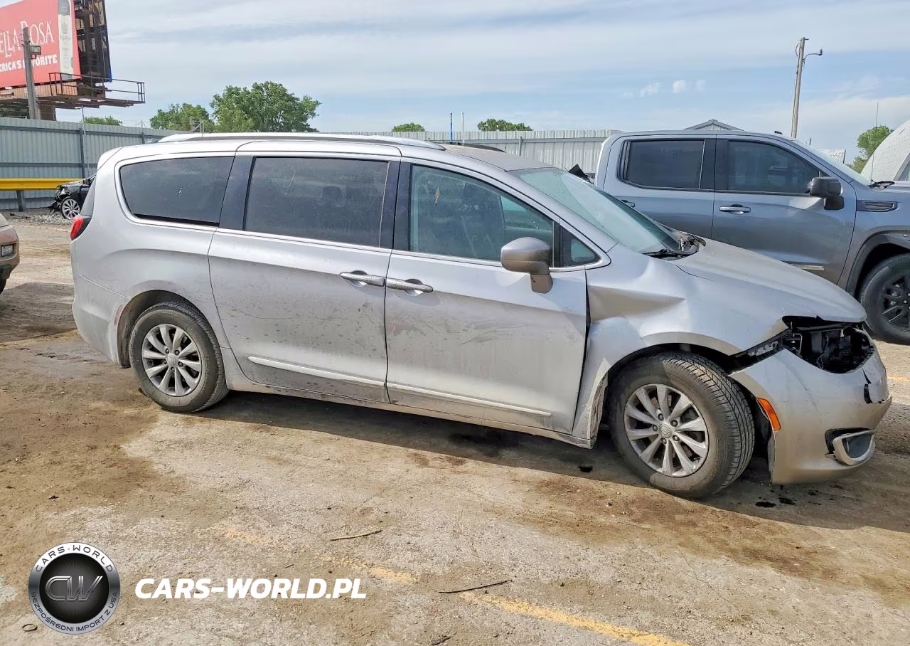 2018 Chrysler Pacifica Touring L VIN:2C4RC1BG4JR163322 - 4