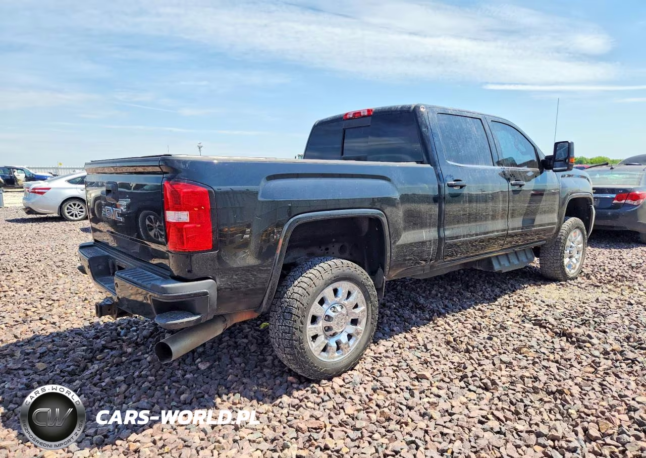 2018 GMC Sierra K2500 Denali VIN:1GT12UEY9JF154810 - 3