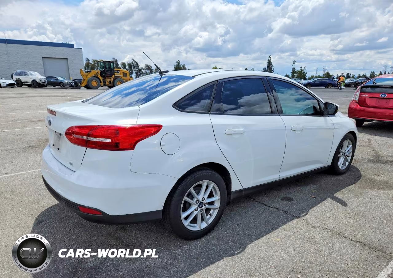 2015 Ford Focus Se VIN:1FADP3F2XFL369484 - 3