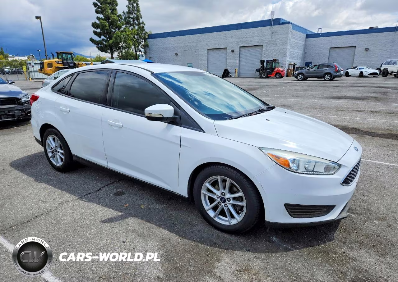 2015 Ford Focus Se VIN:1FADP3F2XFL369484 - 4