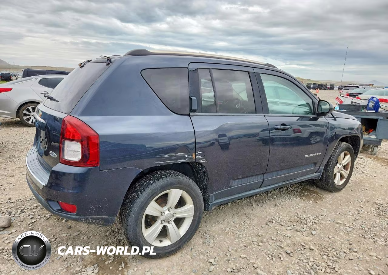 2015 Jeep Compass Latitude VIN:1C4NJDEB0FD130916 - 3