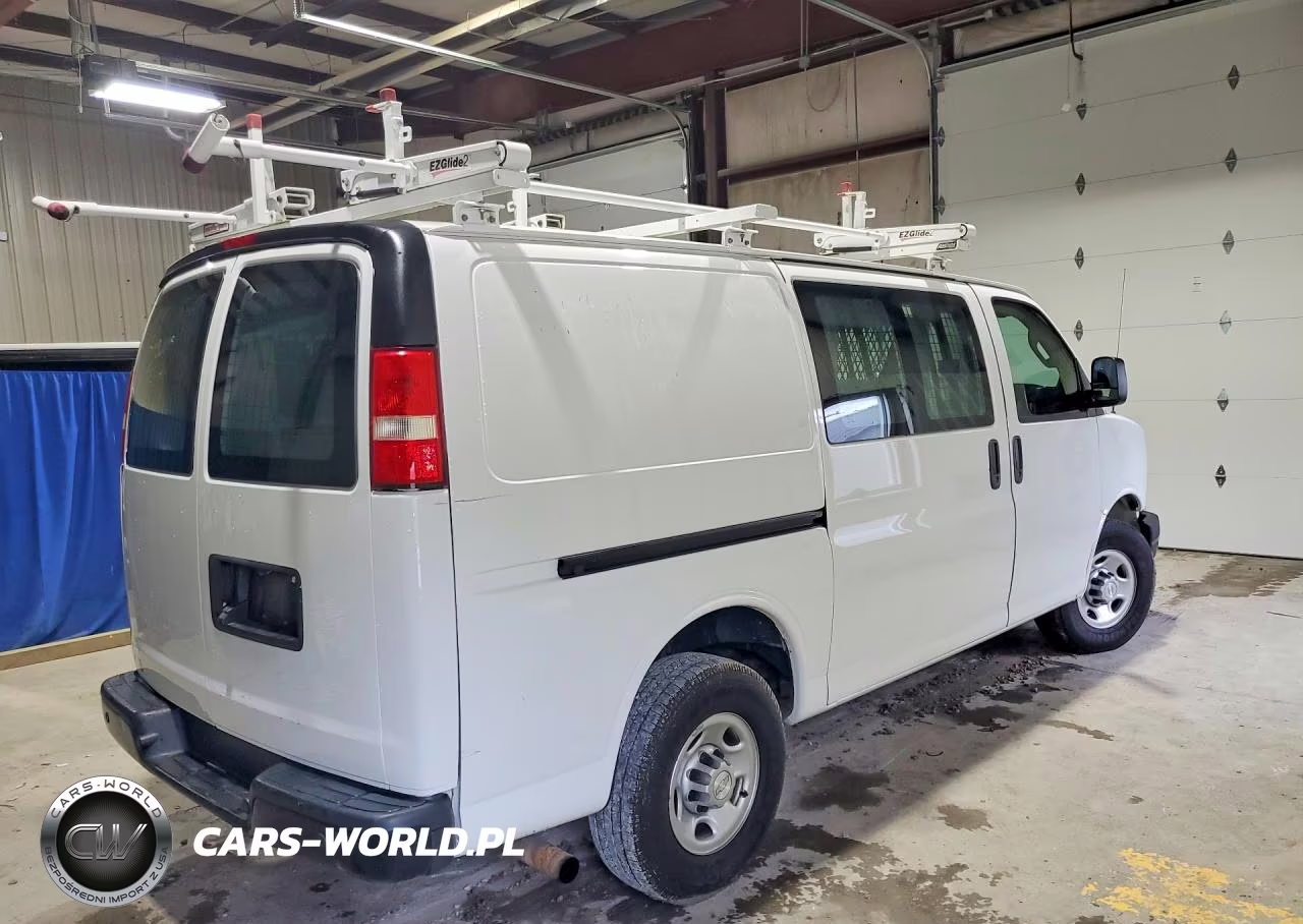 2018 Chevrolet Express G2500 VIN:1GCWGAFG1J1179449 - 3