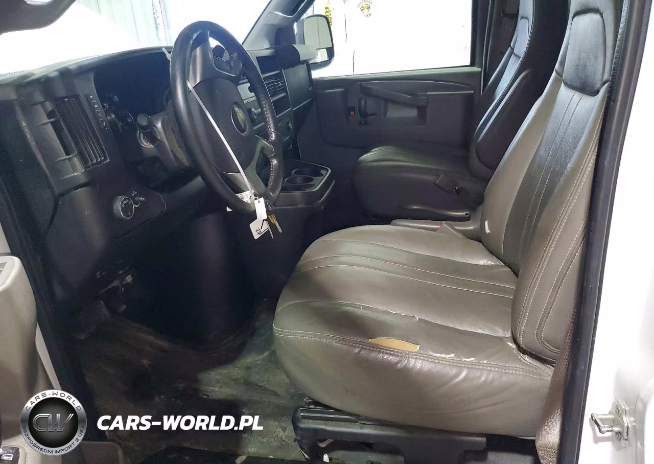 2018 Chevrolet Express G2500 VIN:1GCWGAFG1J1179449 - 7