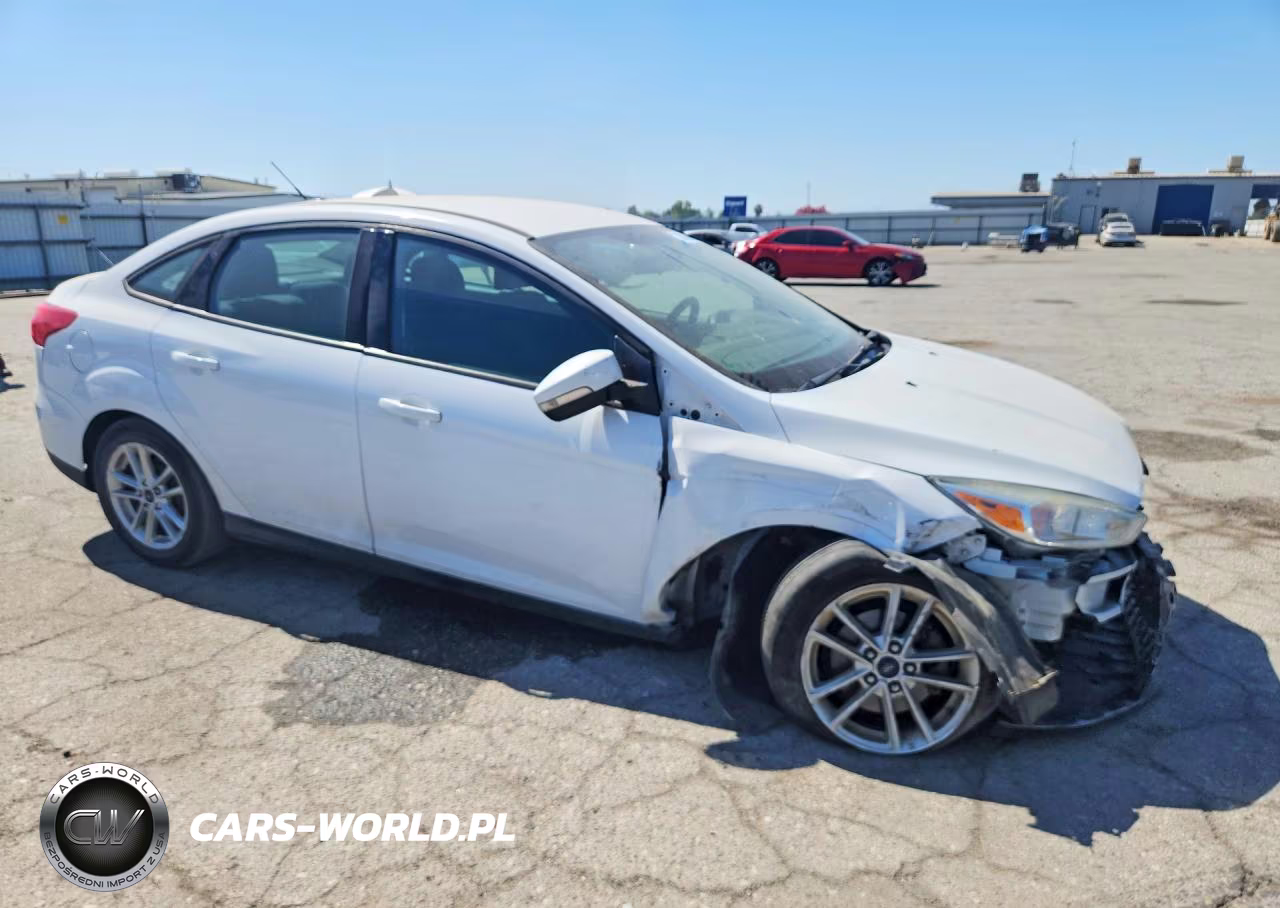 2017 Ford Focus Se VIN:1FADP3F2XHL218003 - 4
