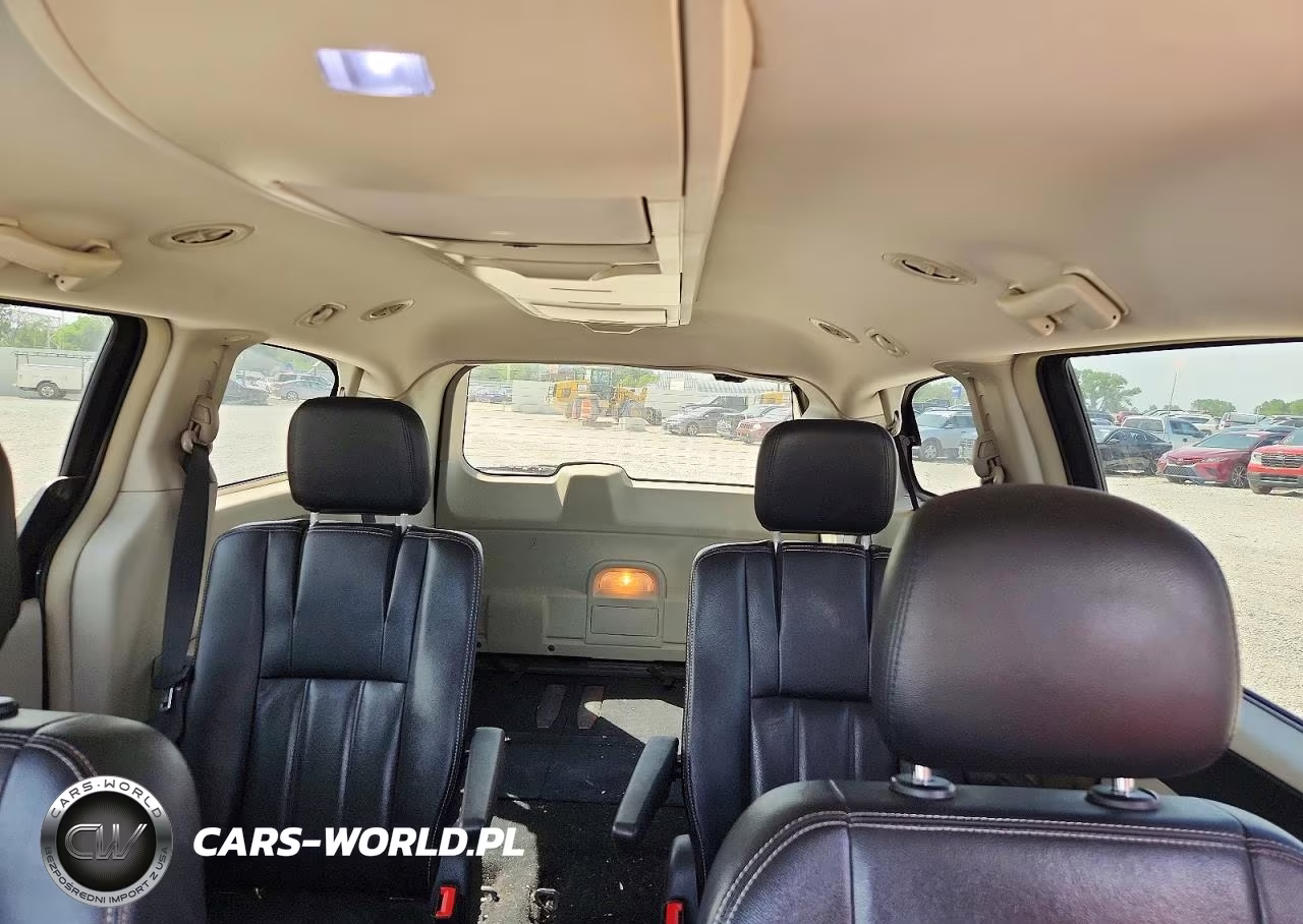 2015 Chrysler Town & Country VIN:2C4RC1BG5FR589172 - 10