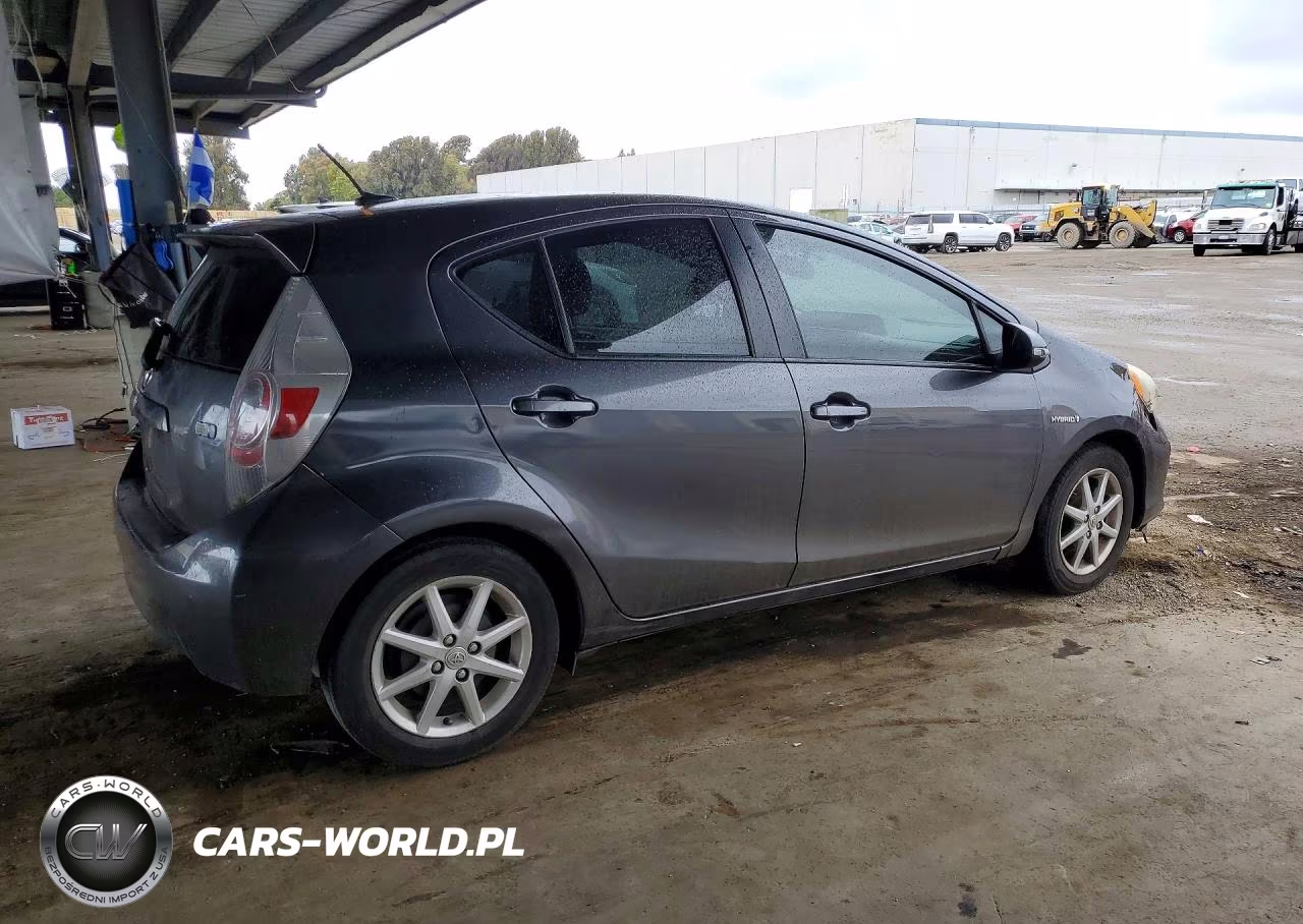 2013 Toyota Prius C Four VIN:JTDKDTB32D1037573 - 3