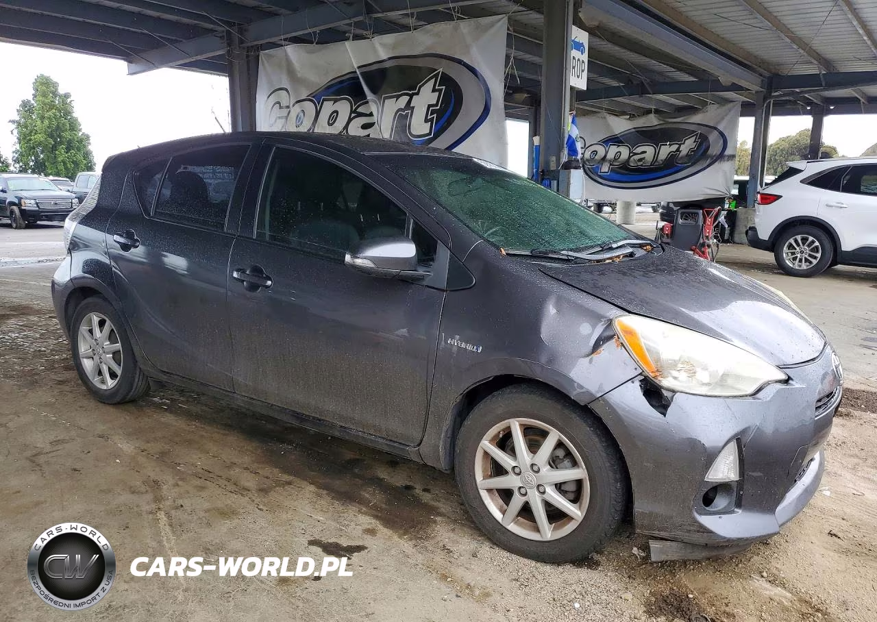 2013 Toyota Prius C Four VIN:JTDKDTB32D1037573 - 4