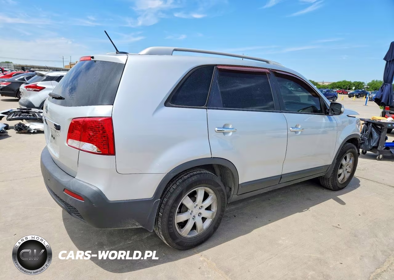 2011 Kia Sorento Lx VIN:5XYKT3A10BG132309 - 3