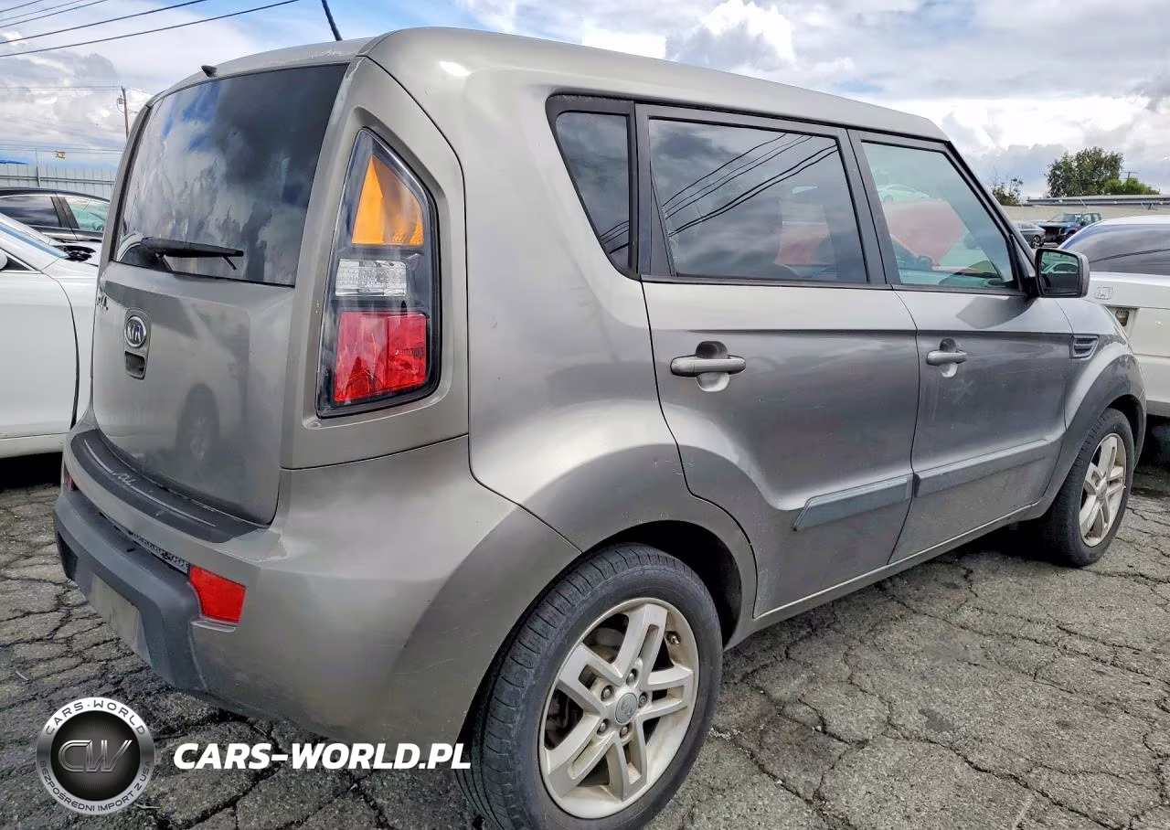 2011 Kia Soul + VIN:KNDJT2A20B7345174 - 3