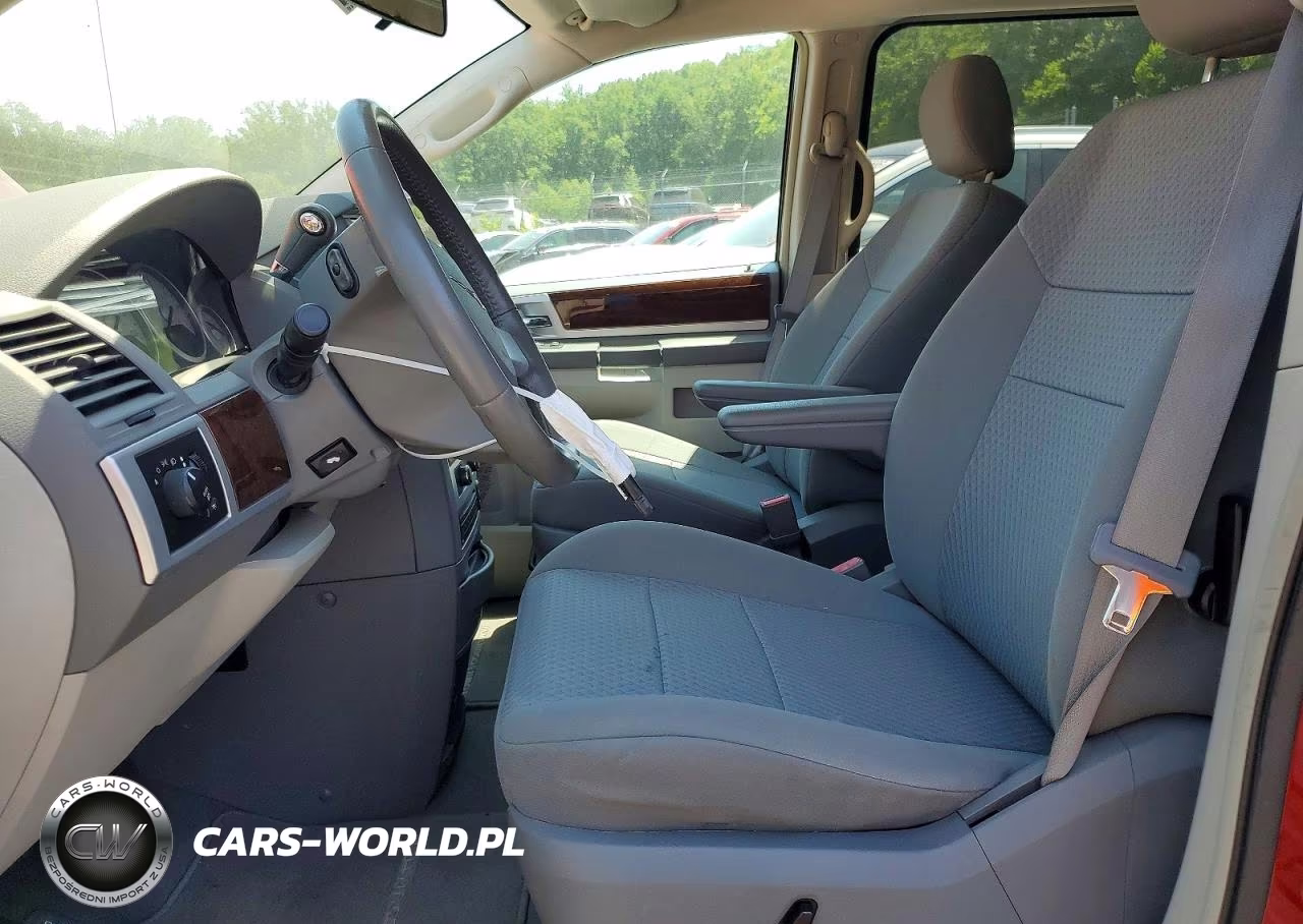 2010 Chrysler Town & Country Touring VIN:2A4RR5D15AR116986 - 7