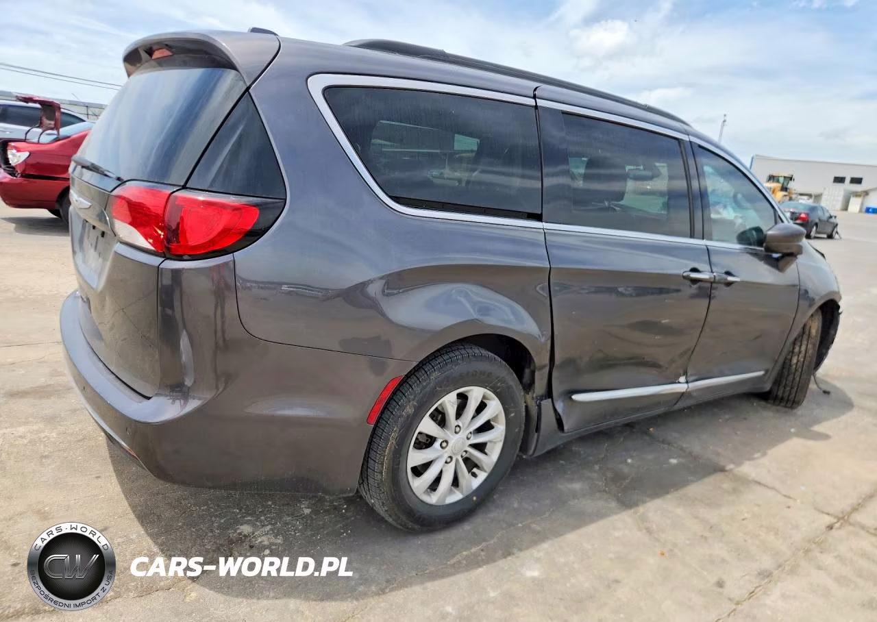 2017 Chrysler Pacifica Touring L VIN:2C4RC1BG3HR583549 - 3