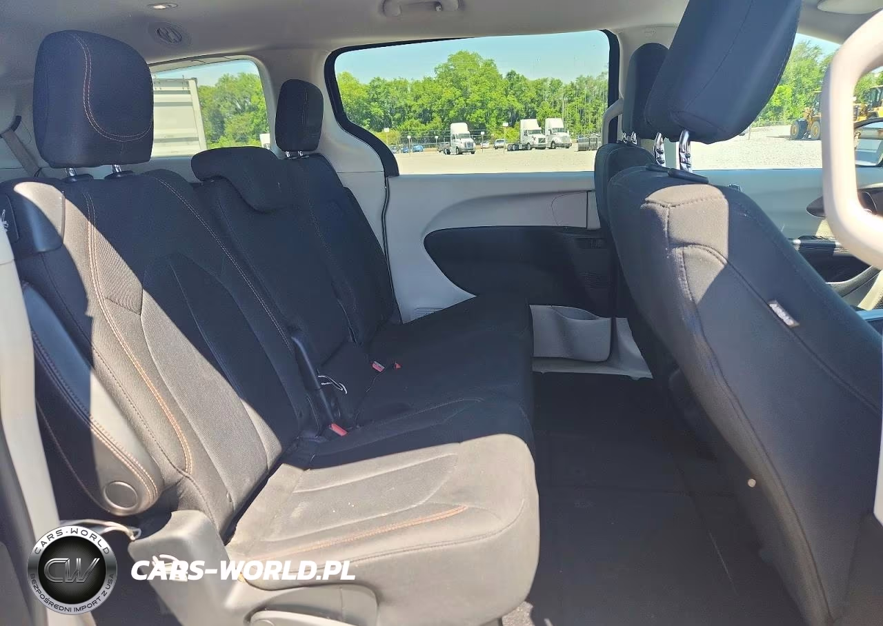 2017 Chrysler Pacifica Touring VIN:2C4RC1DGXHR577244 - 11
