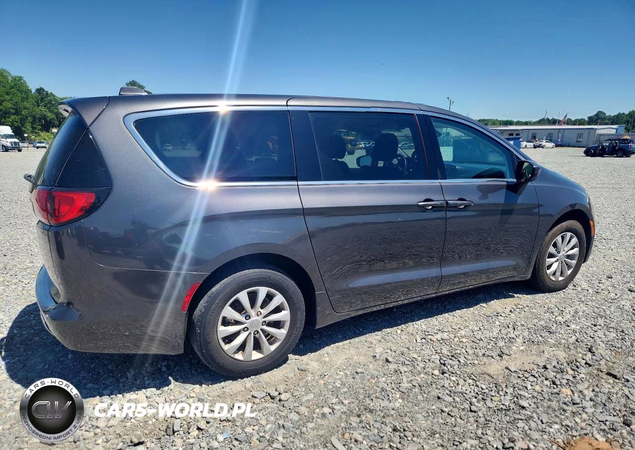 2017 Chrysler Pacifica Touring VIN:2C4RC1DGXHR577244 - 3
