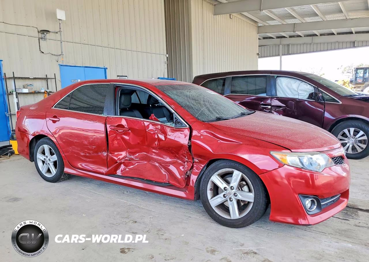2014 Toyota Camry Se VIN:4T1BF1FK3EU747884 - 4