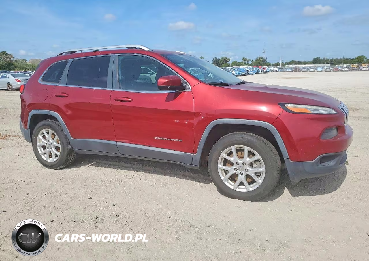 2015 Jeep Cherokee Latitude VIN:1C4PJMCB3FW739076 - 4