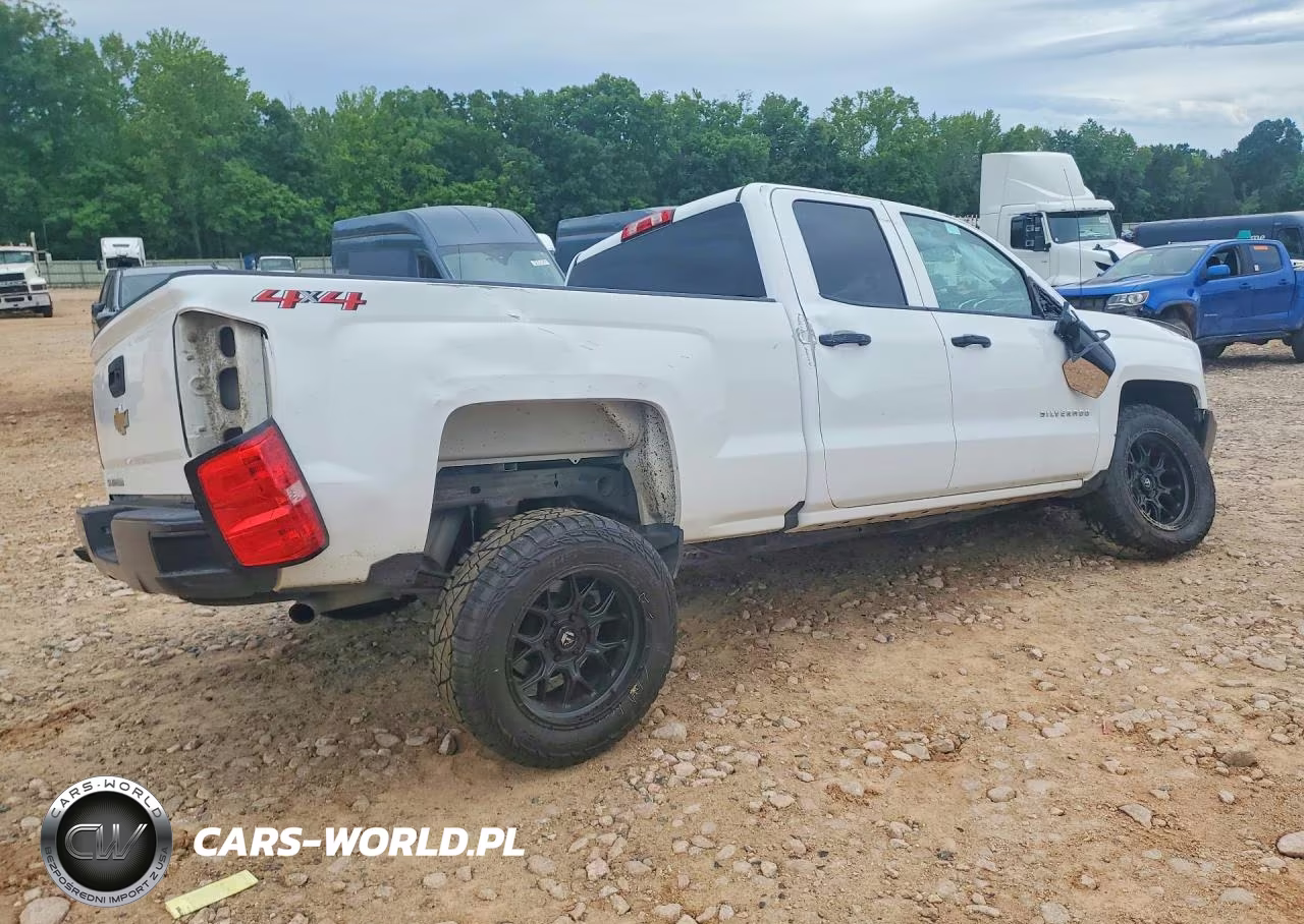 2018 Chevrolet Silverado K1500 VIN:1GCVKNEC2JZ336620 - 3