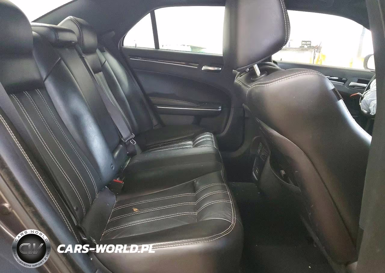 2019 Chrysler 300 S VIN:2C3CCABG8KH682794 - 10