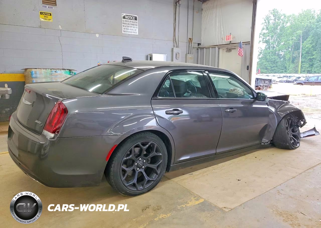 2019 Chrysler 300 S VIN:2C3CCABG8KH682794 - 3