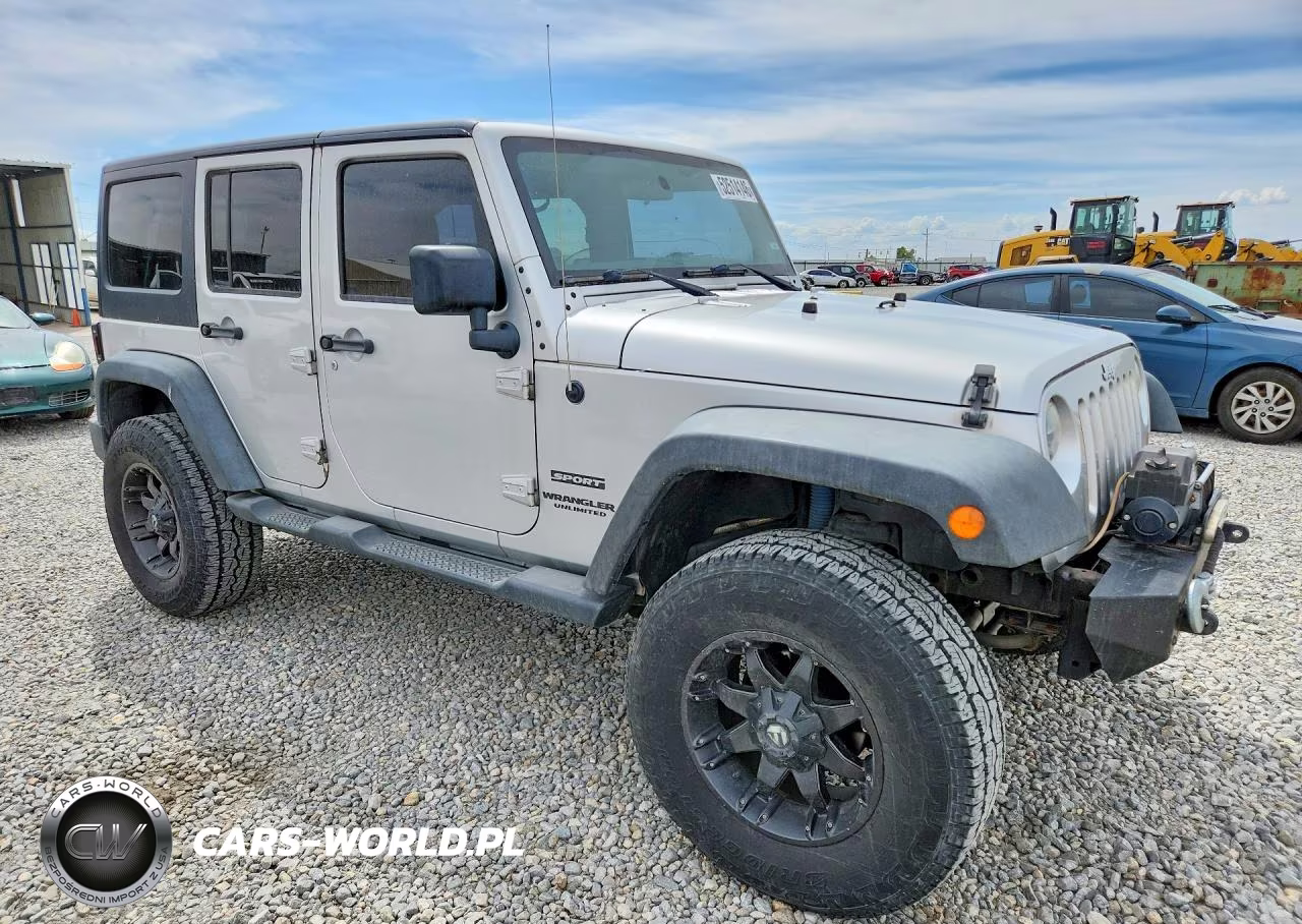 2012 Jeep Wrangler Unlimited Sport VIN:1C4BJWDG6CL215045 - 4