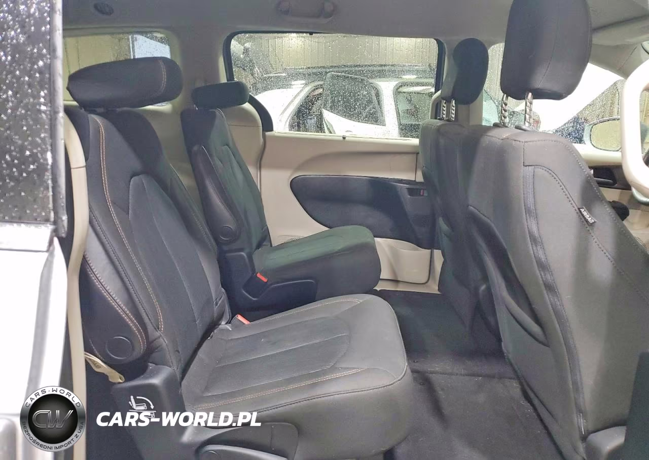2018 Chrysler Pacifica Touring Plus VIN:2C4RC1FG1JR354089 - 11