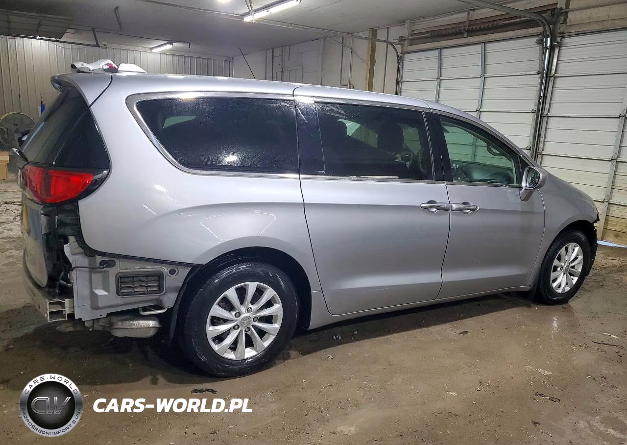 2018 Chrysler Pacifica Touring Plus VIN:2C4RC1FG1JR354089 - 3