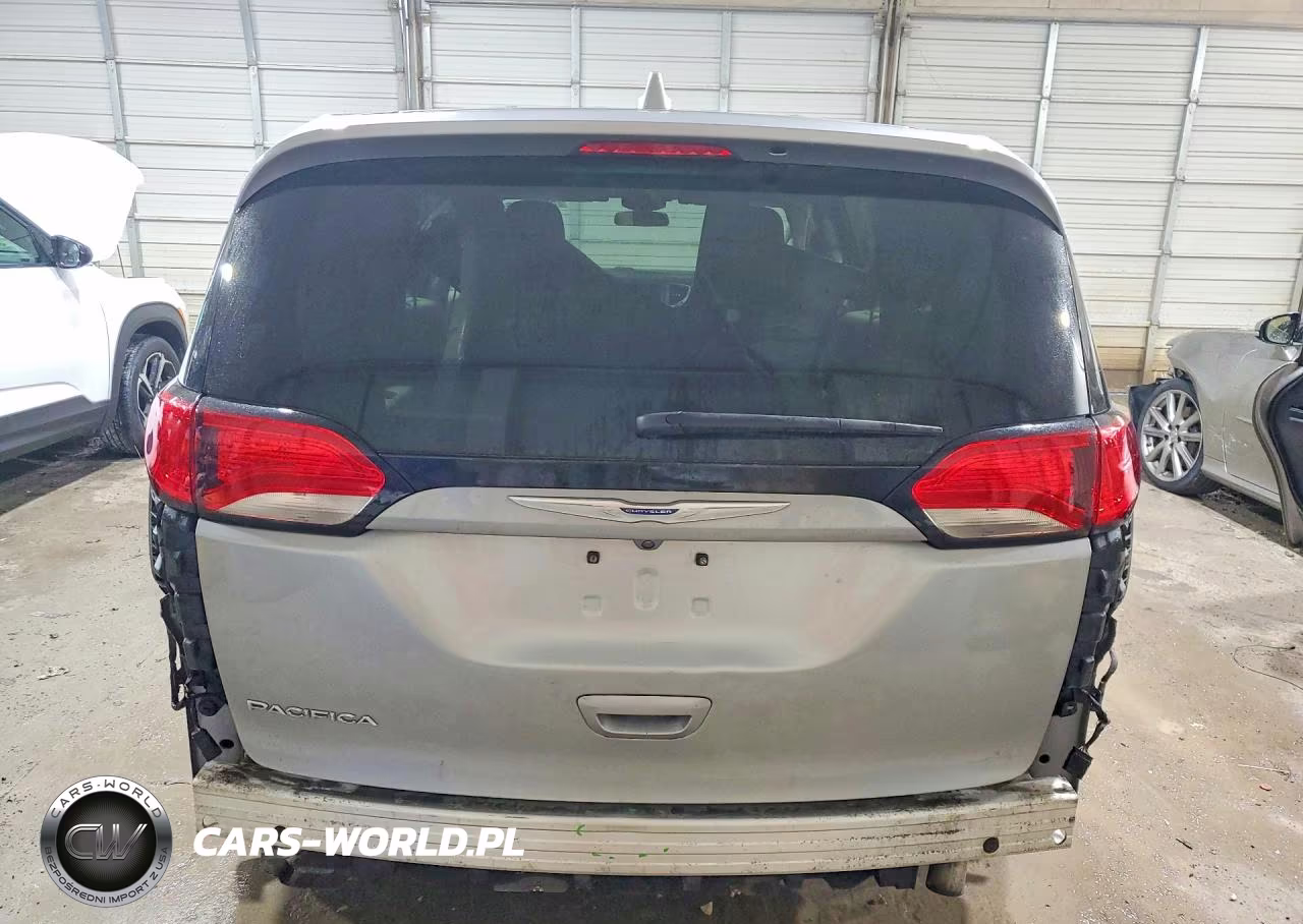 2018 Chrysler Pacifica Touring Plus VIN:2C4RC1FG1JR354089 - 6