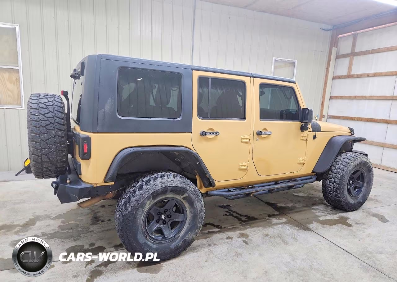 2013 Jeep Wrangler Unlimited Sport VIN:1C4BJWDG0DL698243 - 3