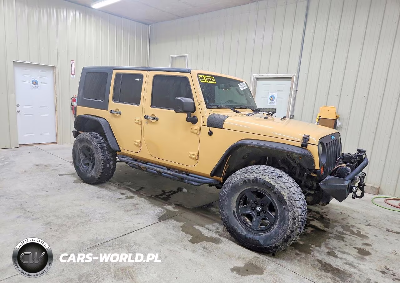 2013 Jeep Wrangler Unlimited Sport VIN:1C4BJWDG0DL698243 - 4