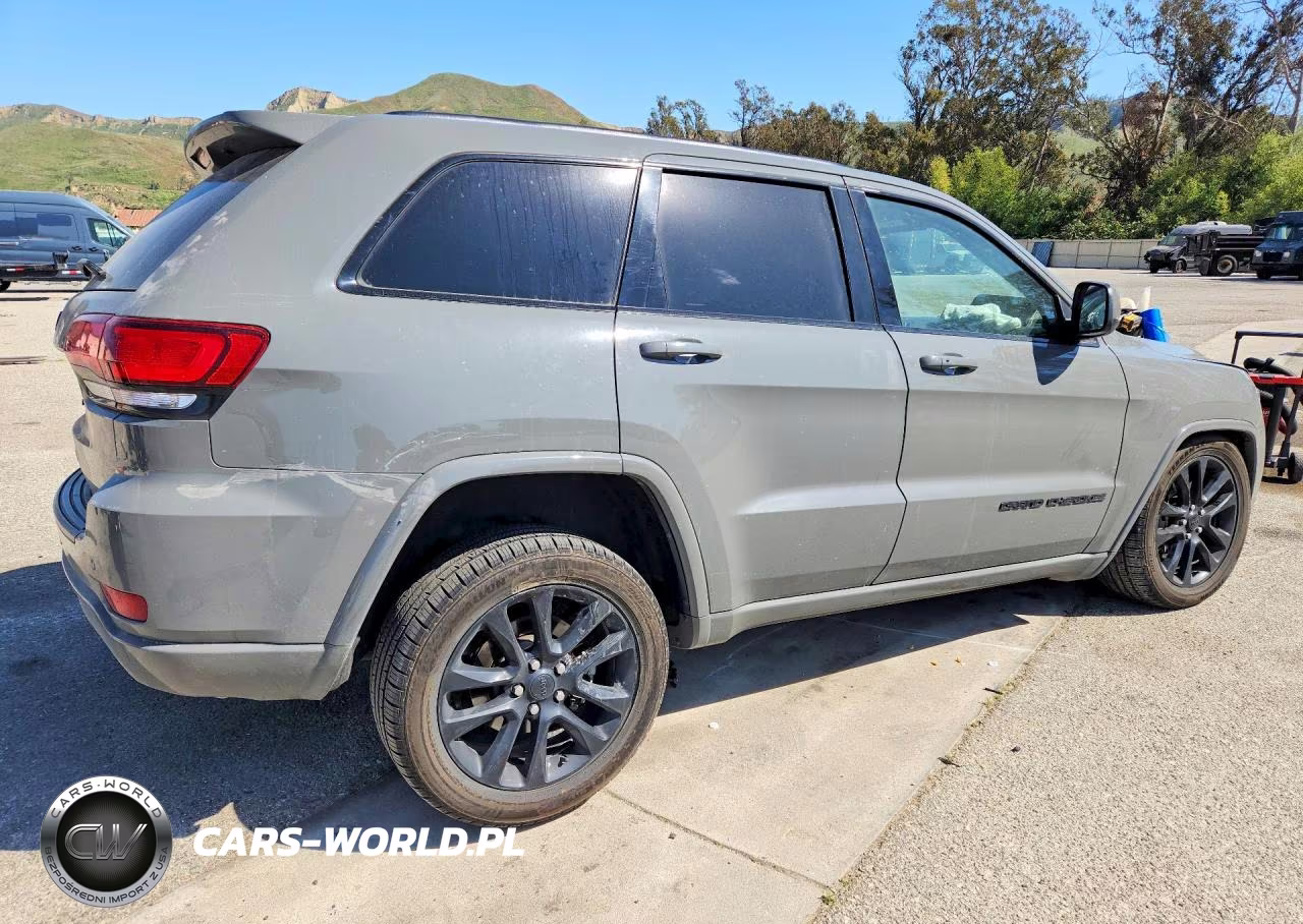 2021 Jeep Grand Cherokee Laredo VIN:1C4RJEAG3MC658171 - 3