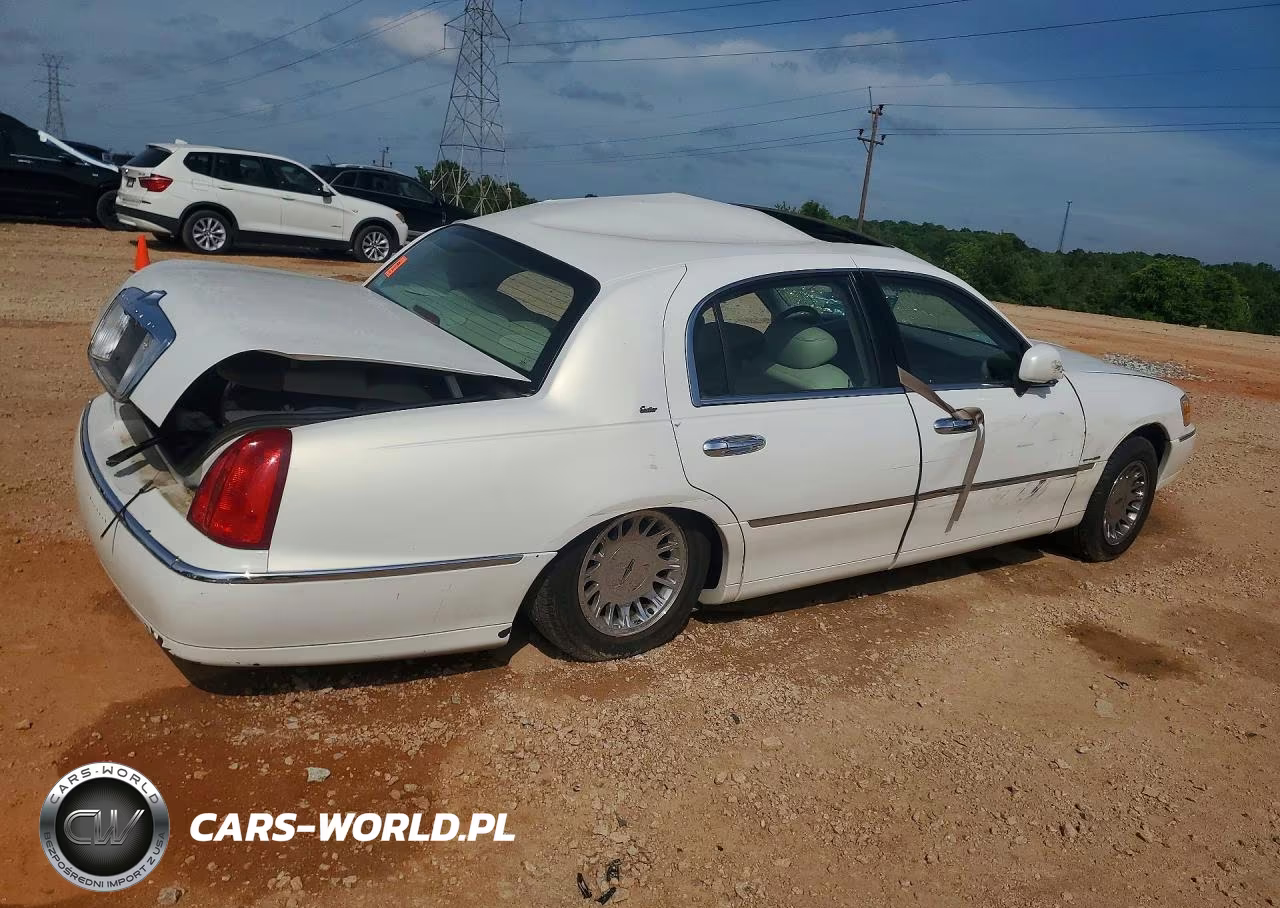 2002 Lincoln Town Car Cartier VIN:1LNHM83WX2Y647026 - 3