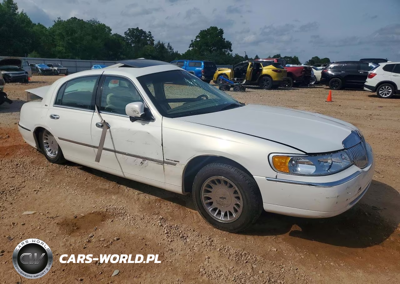 2002 Lincoln Town Car Cartier VIN:1LNHM83WX2Y647026 - 4