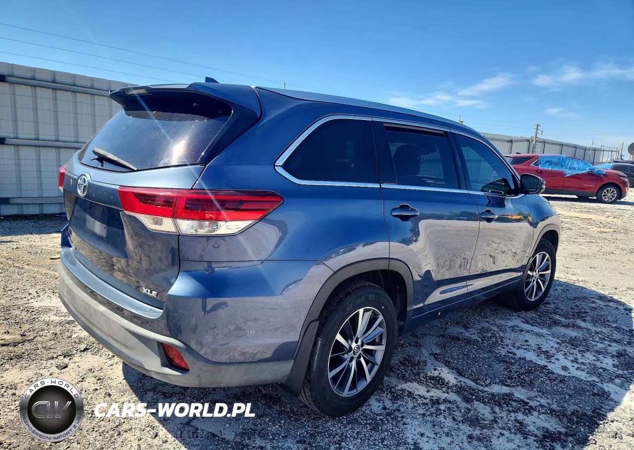 2018 Toyota Highlander Xle VIN:5TDKZRFH8JS283763 - 3