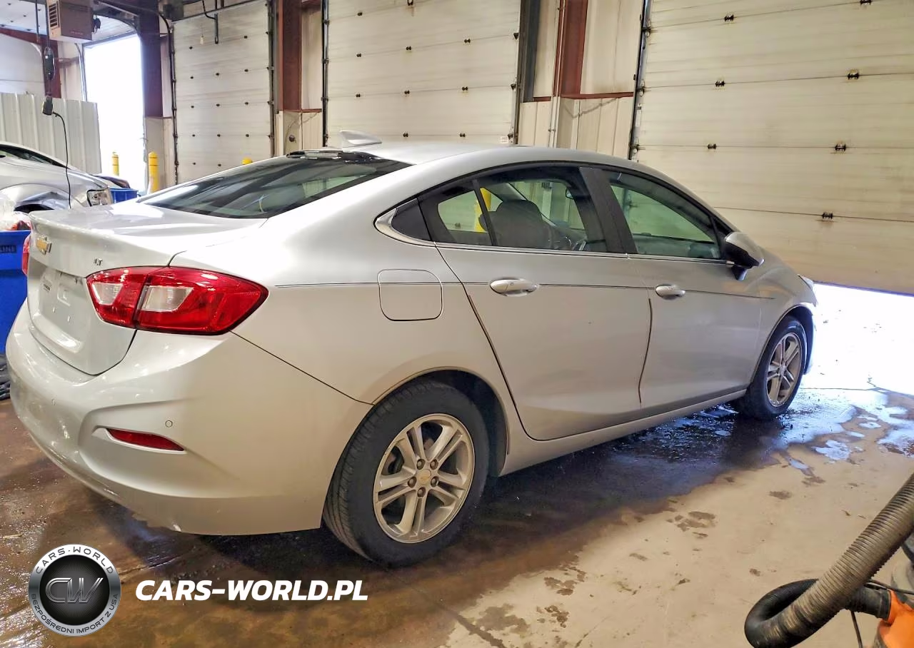 2018 Chevrolet Cruze Lt VIN:1G1BE5SM7J7105286 - 3