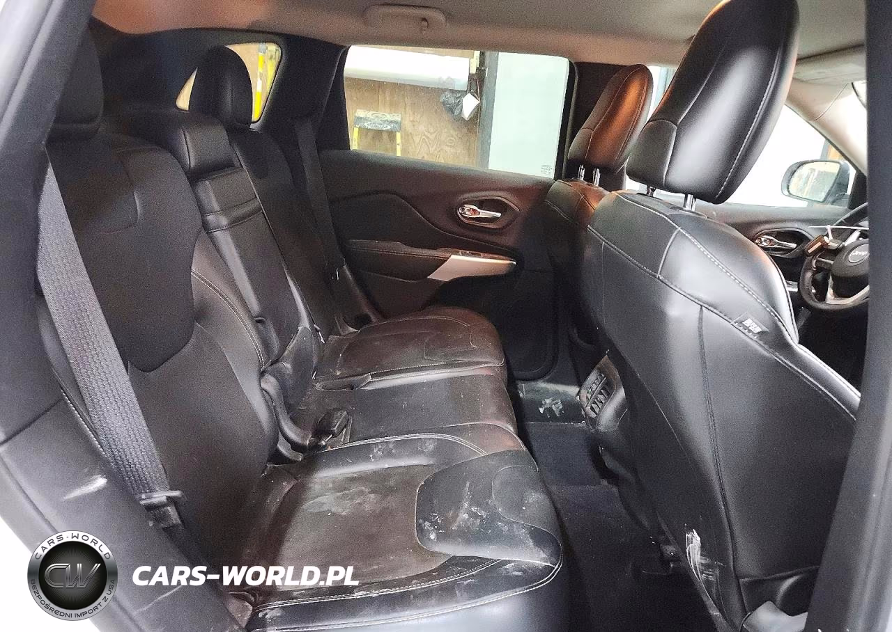 2018 Jeep Cherokee Latitude Plus VIN:1C4PJMLX8JD571810 - 11