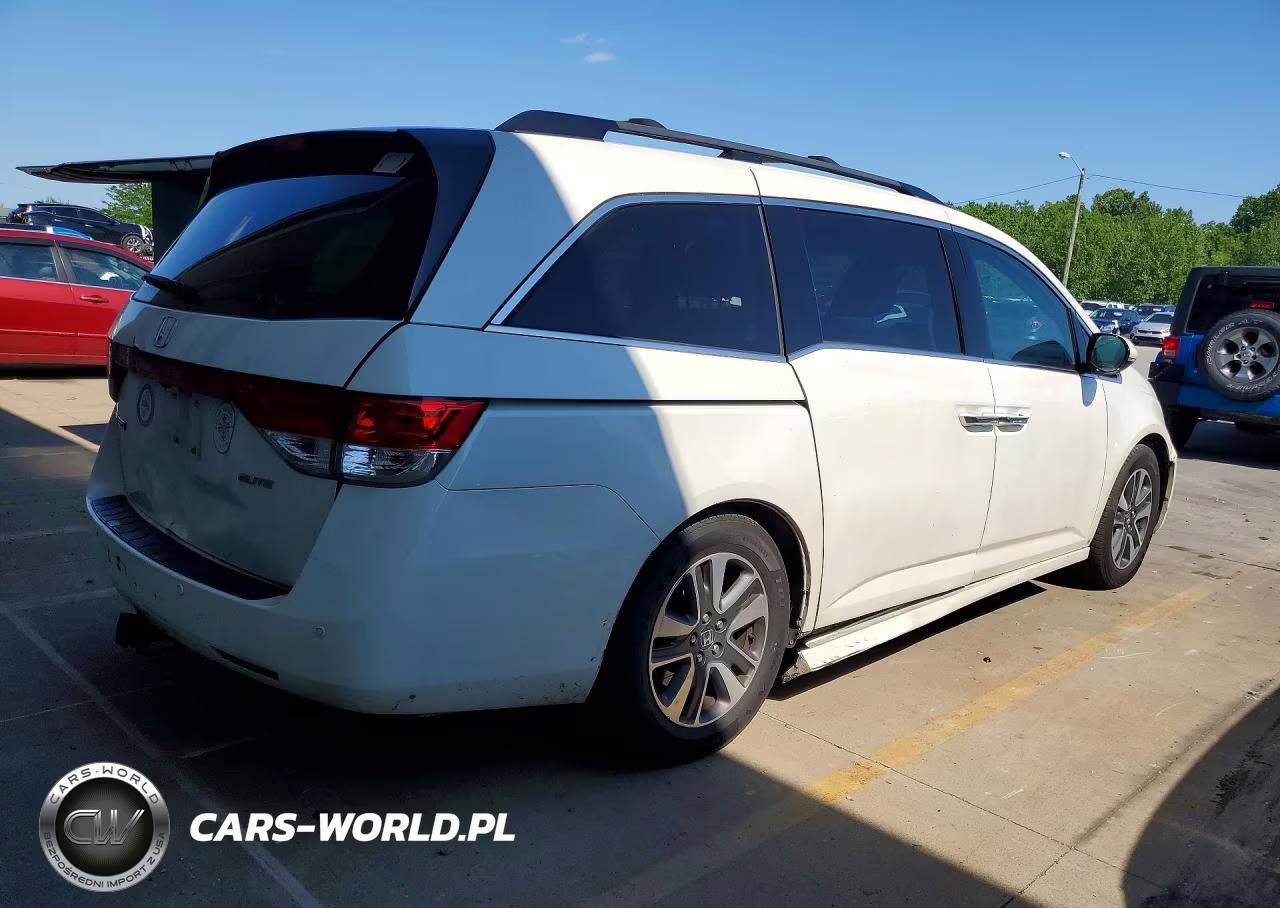 2015 Honda Odyssey Touring VIN:5FNRL5H95FB066083 - 3