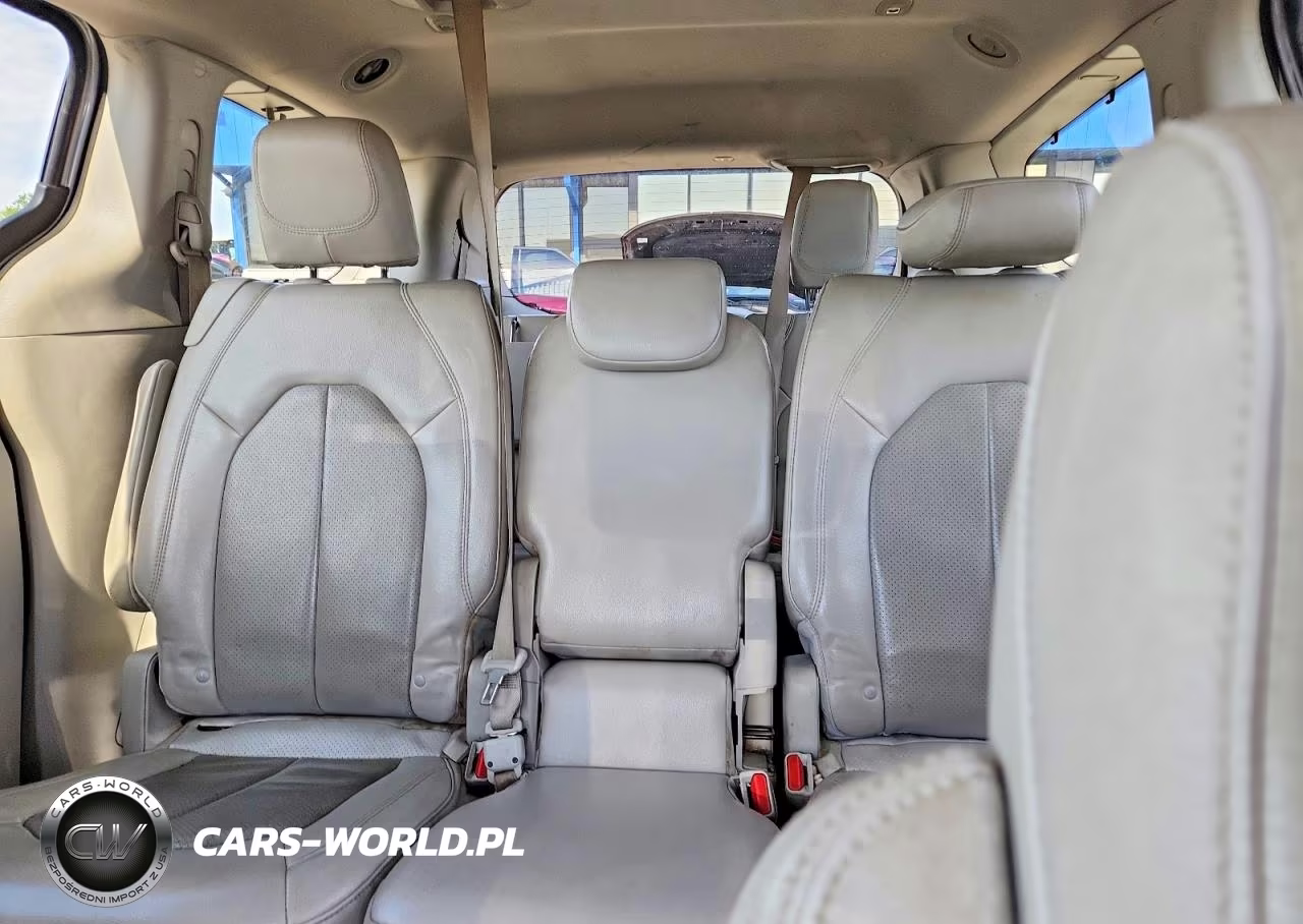 2018 Chrysler Pacifica Touring L VIN:2C4RC1BG1JR333409 - 10