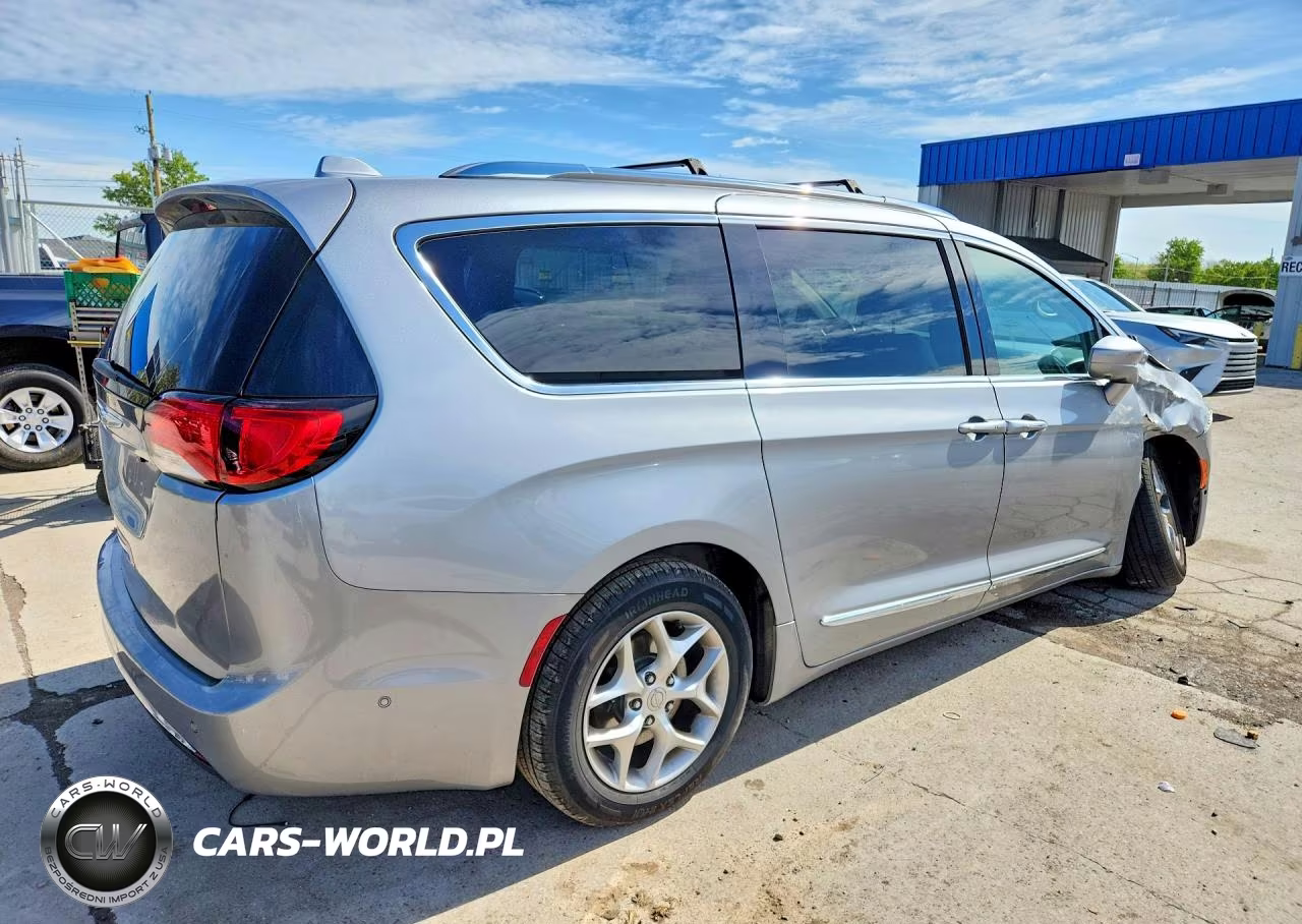 2018 Chrysler Pacifica Touring L VIN:2C4RC1BG1JR333409 - 3
