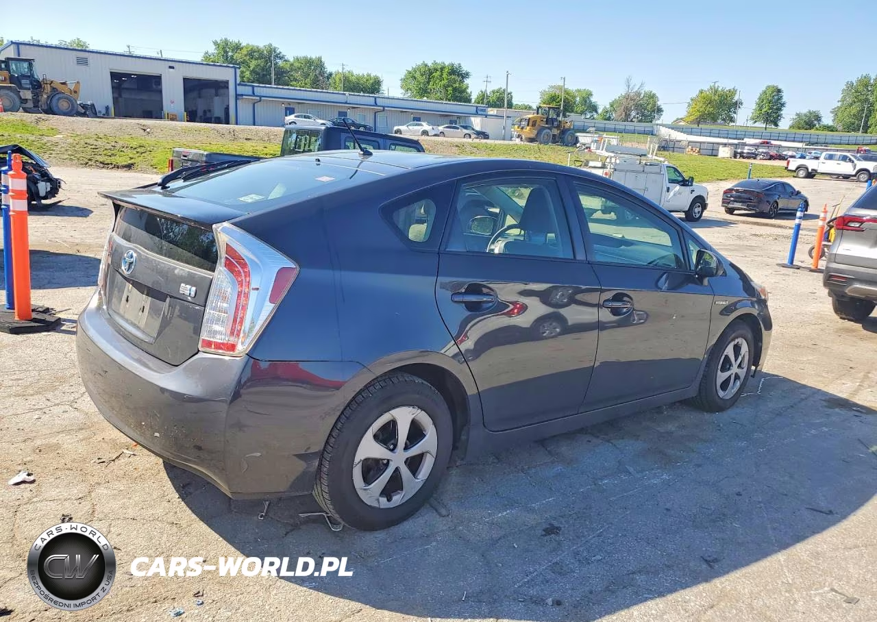 2015 Toyota Prius Two VIN:JTDKN3DU1F0402269 - 3