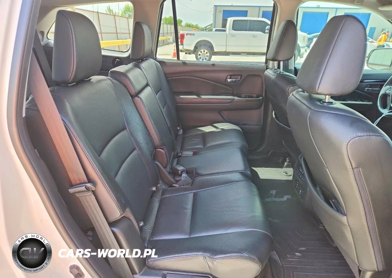 2018 Honda Pilot Touring VIN:5FNYF5H98JB013552 - 11
