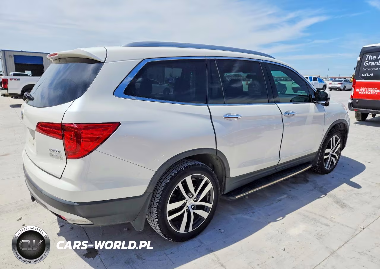 2018 Honda Pilot Touring VIN:5FNYF5H98JB013552 - 3