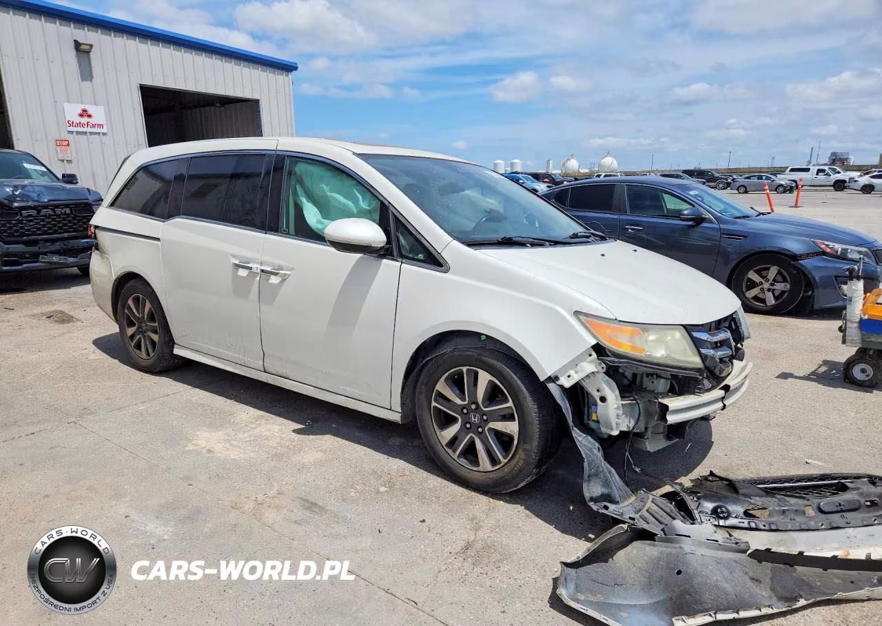 2015 Honda Odyssey Touring VIN:5FNRL5H96FB094040 - 4