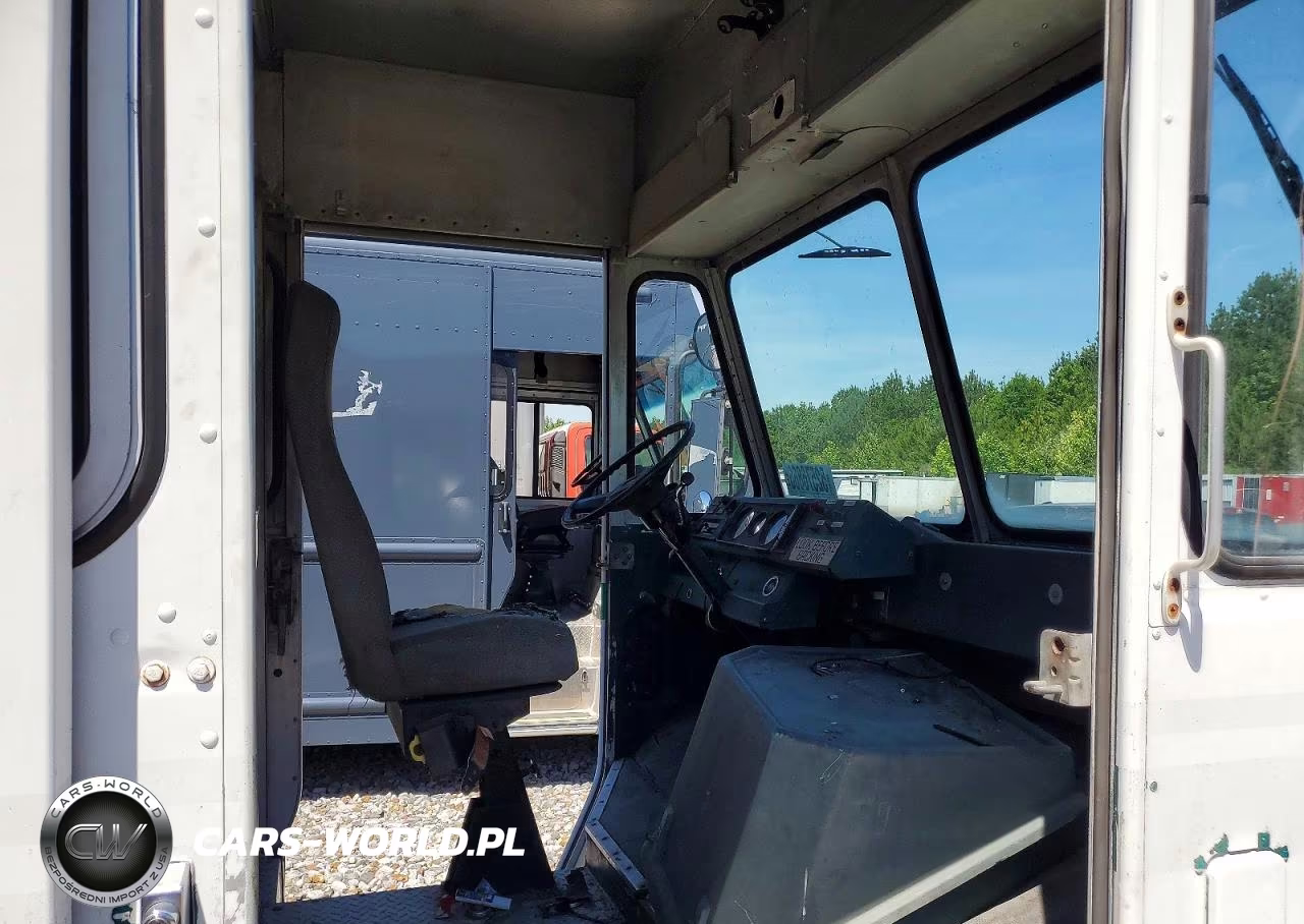 1987 Chevrolet P Series Delivery Truck VIN:1GCJP32J0H3326608 - 11