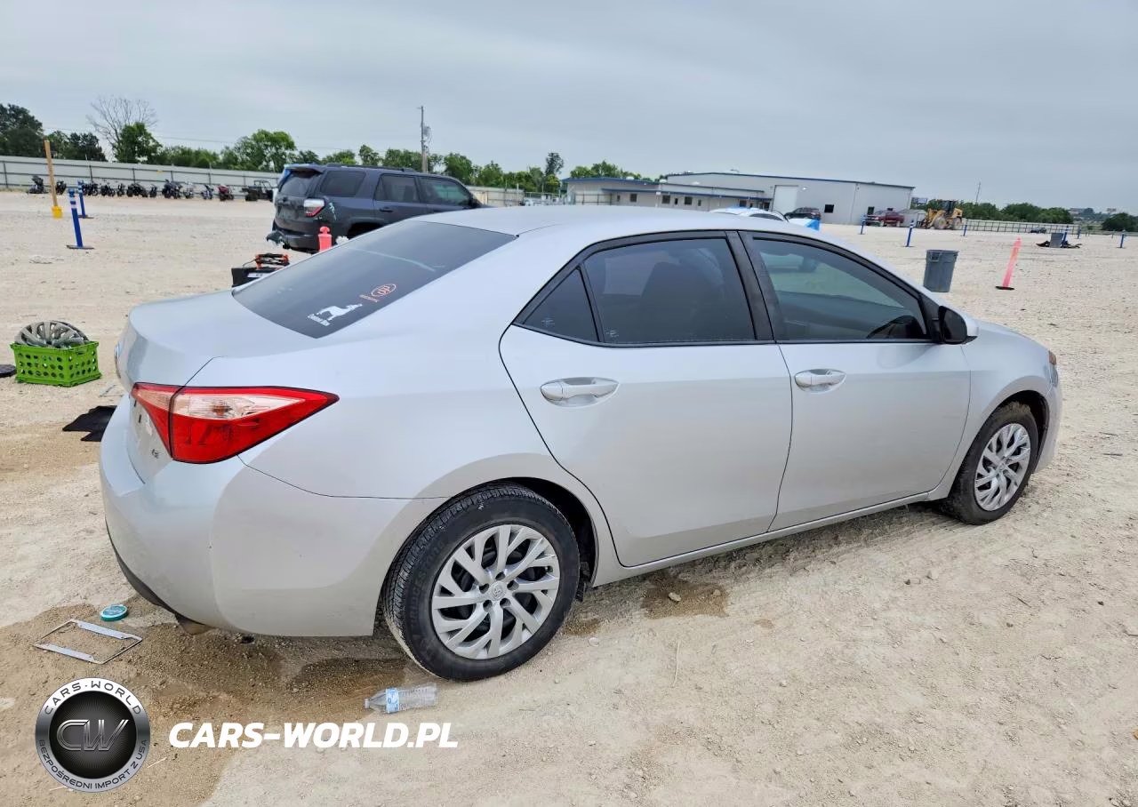 2018 Toyota Corolla Le VIN:5YFBURHEXJP789069 - 3