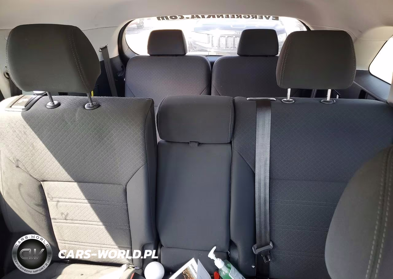 2019 Kia Sorento L VIN:5XYPG4A34KG582367 - 10